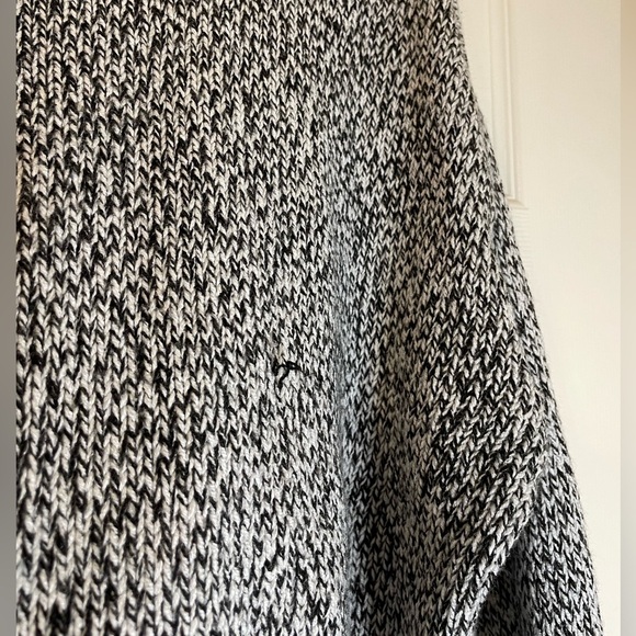 ✨5 for $15✨ H&M cropped sweater - Picture 3 of 5